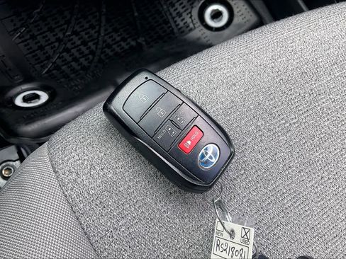 Used 2024 Toyota Sienna LE image 14