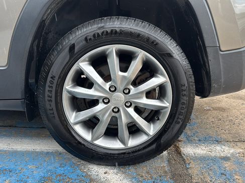 Used 2018 Jeep Cherokee Limited AWD/4WD image 40