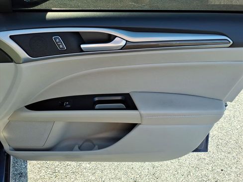 Used 2018 Ford Fusion SE w/ Fusion SE Technology Package FWD image 16