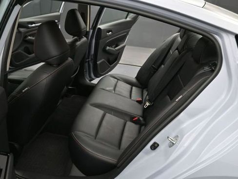Used 2023 Nissan Altima 2.5 SR w/ SR Premium Package FWD image 9