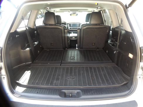 Used 2018 Toyota Highlander XLE image 4