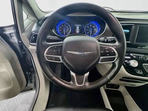 Used 2019 Chrysler Pacifica Touring-L FWD image 12