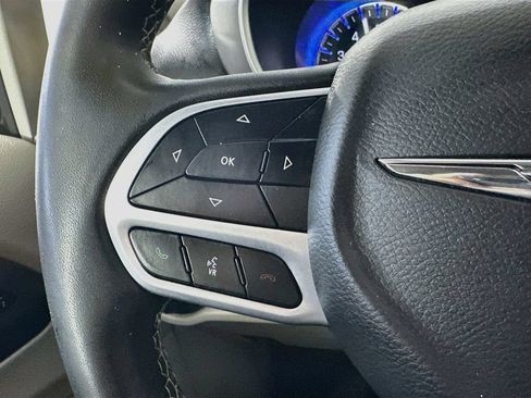Used 2023 Chrysler Pacifica Touring-L FWD image 25