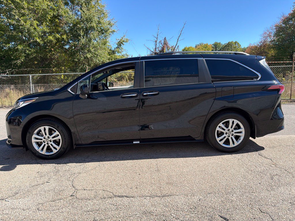 Used 2022 Toyota Sienna XSE AWD/4WD image 5