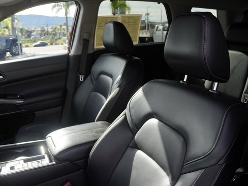 Used 2024 Nissan Pathfinder SL w/ Black Appearance Package image 18