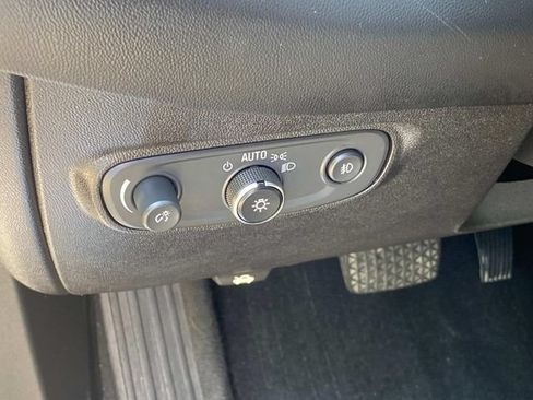 Used 2018 Chevrolet Equinox Premier FWD image 17