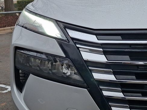 Used 2024 Nissan Rogue SV image 9