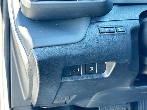 Used 2023 Toyota Crown Limited image 10