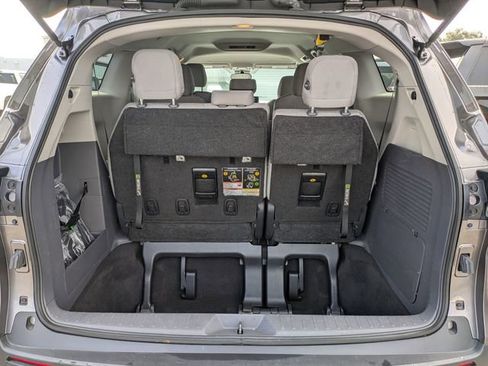 Used 2024 Toyota Sienna LE image 29