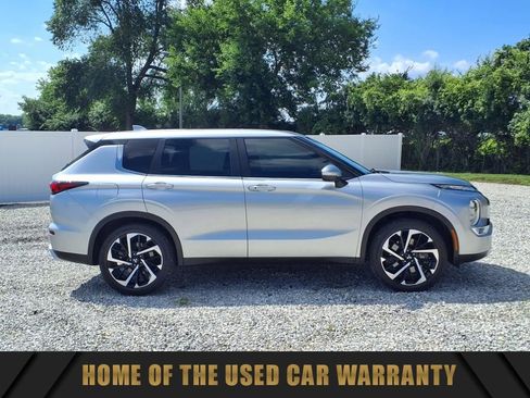 Used 2022 Mitsubishi Outlander SE image 2