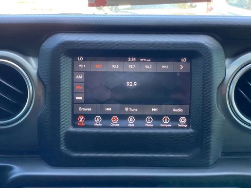 Used 2020 Jeep Wrangler Unlimited Sahara image 20