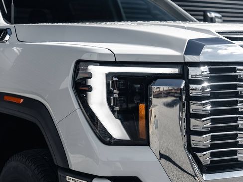 Used 2025 GMC Sierra 3500 Denali w/ Technology Package AWD/4WD image 8