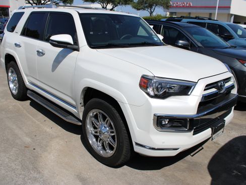 Used 2022 Toyota 4Runner Limited AWD/4WD image 2