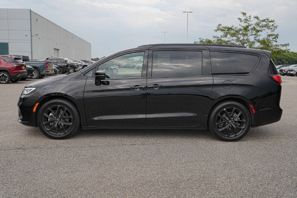 Used 2025 Chrysler Pacifica Limited FWD image 11
