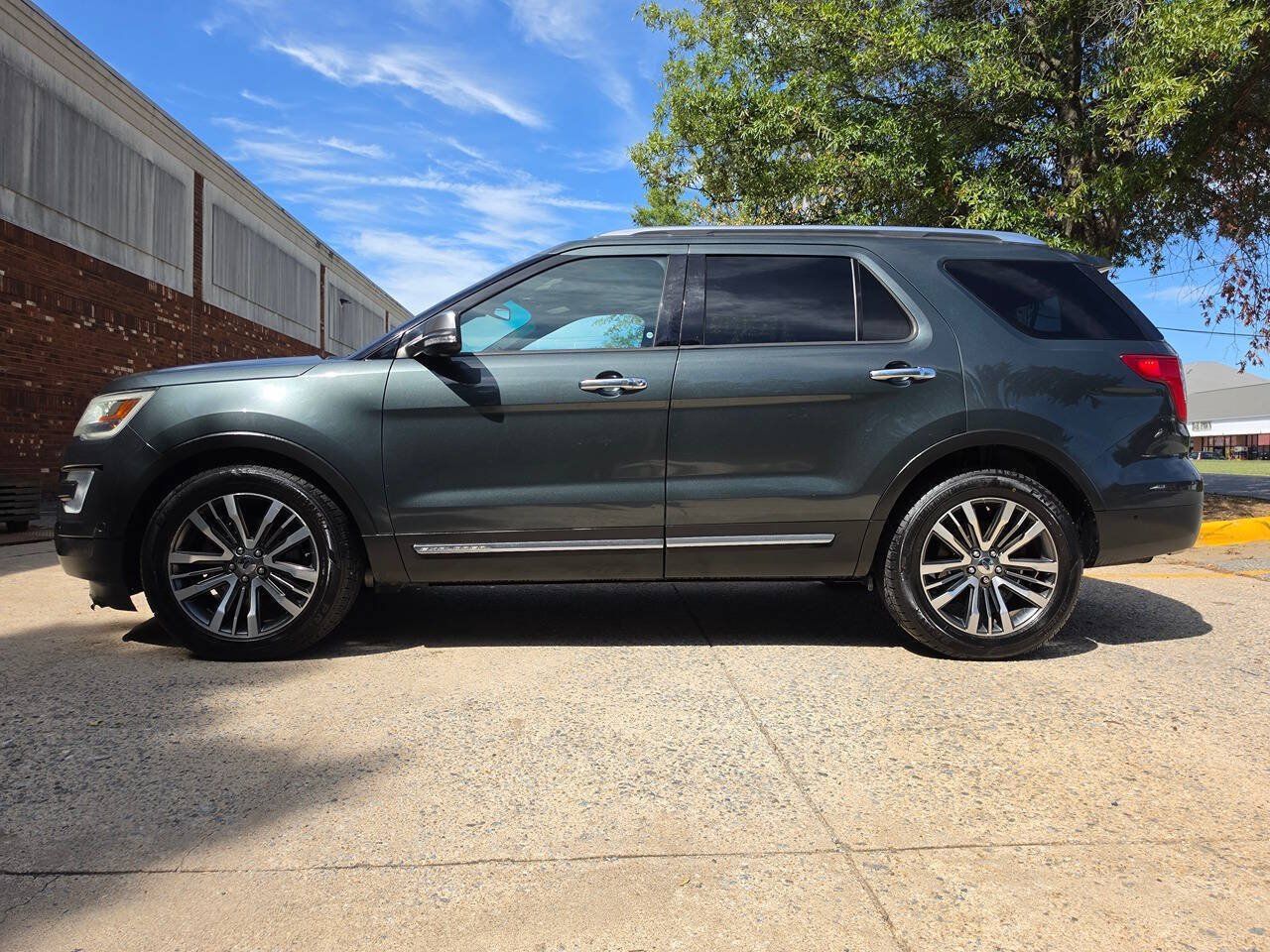 Used 2016 Ford Explorer Platinum AWD/4WD image 3