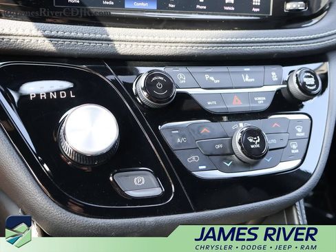 Used 2025 Chrysler Pacifica Limited FWD image 36