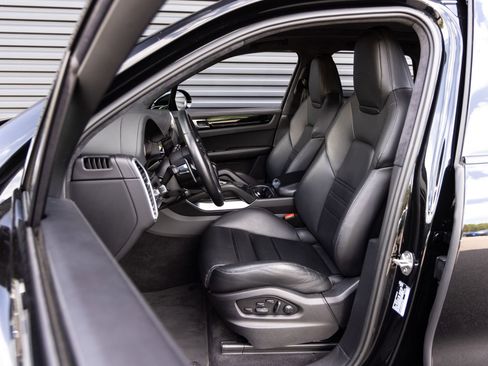 Certified 2023 Porsche Cayenne Turbo S AWD/4WD image 5