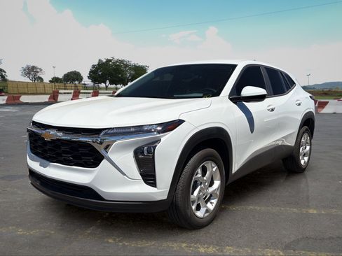 Used 2024 Chevrolet Trax LS w/ LS Convenience Package FWD image 5