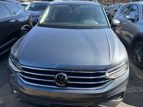 Used 2023 Volkswagen Tiguan SE w/ Panoramic Sunroof Package image 2