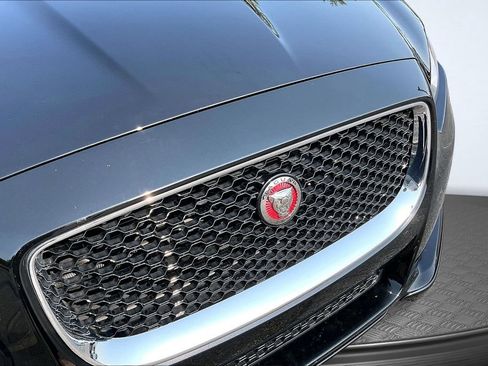 Used 2018 Jaguar XJ R-Sport RWD image 33