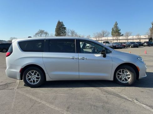 Used 2024 Chrysler Pacifica Touring-L image 8