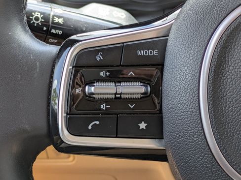 Certified 2024 Kia Carnival LX FWD image 20