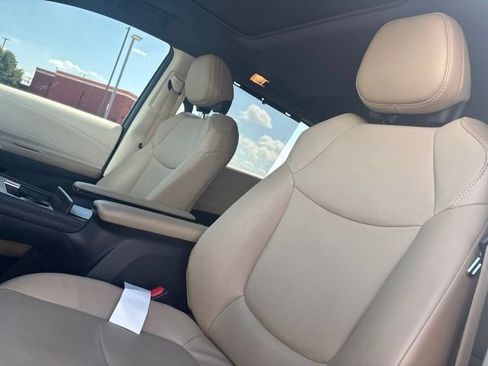 Used 2023 Toyota Sienna XLE FWD image 9