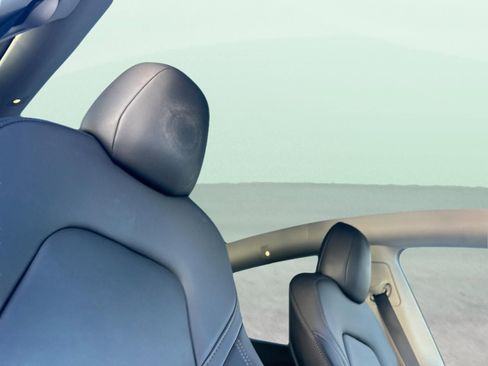 Used 2021 Tesla Model Y Long Range image 17