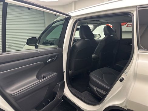Used 2021 Toyota Highlander XLE image 6