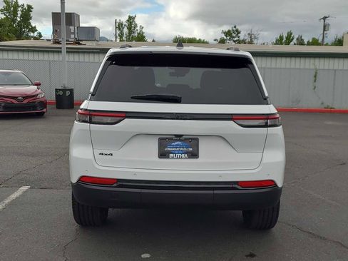 New 2025 Jeep Grand Cherokee Altitude image 13