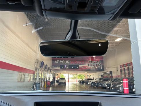 Used 2022 Volkswagen Atlas Cross Sport SE FWD image 18