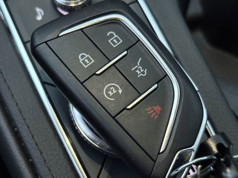 Used 2024 Cadillac XT4 Premium Luxury image 32