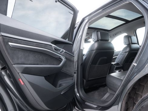 Used 2019 Audi e-tron Prestige w/ Prestige Package image 27