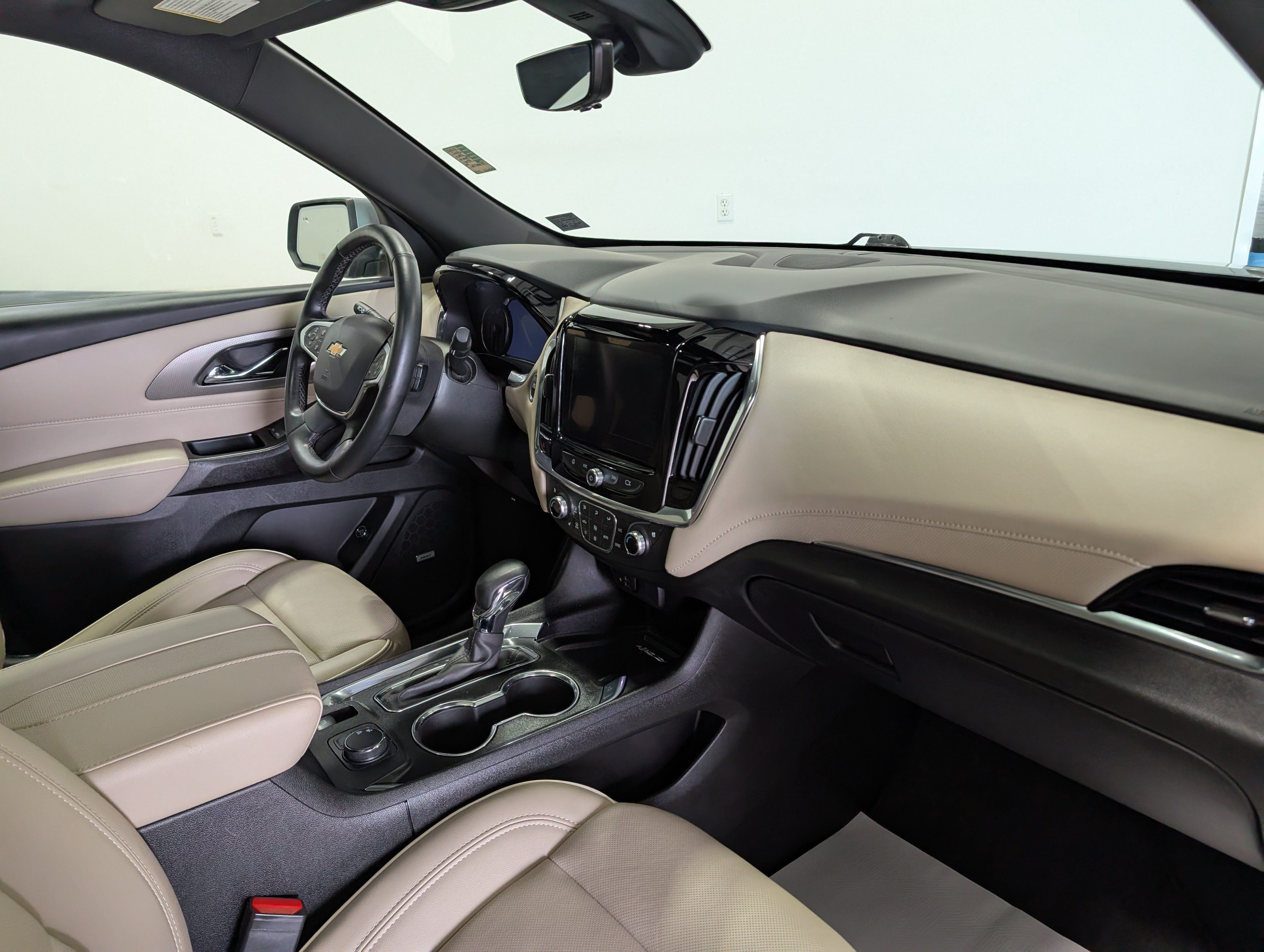 Used 2023 Chevrolet Traverse Premier FWD image 18