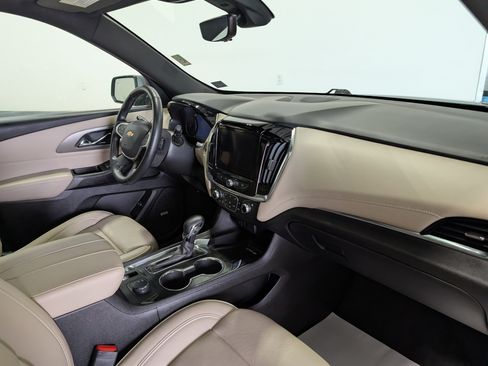 Used 2023 Chevrolet Traverse Premier FWD image 18