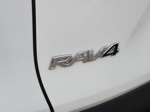 Used 2020 Toyota RAV4 XLE w/ Convenience Package image 13
