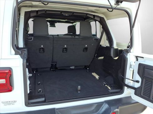 Used 2025 Jeep Wrangler Unlimited Sahara AWD/4WD image 29