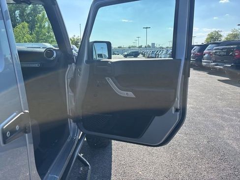 Used 2015 Jeep Wrangler Unlimited Rubicon w/ Connectivity Group AWD/4WD image 18