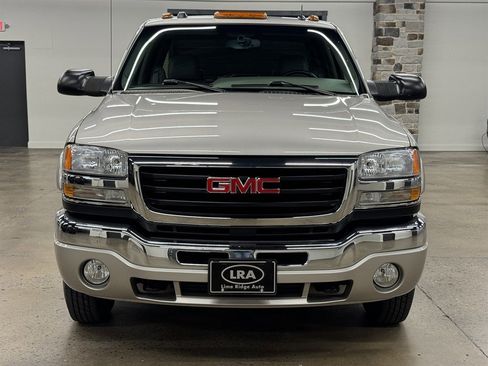 Used 2005 GMC Sierra 3500 SLT w/ Heavy-Duty Power Package AWD/4WD image 2
