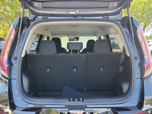 Used 2025 Kia Soul LX w/ LX Technology Package FWD image 9