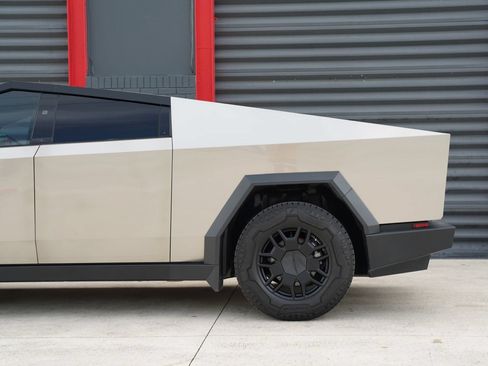 Used 2024 Tesla Cybertruck AWD Crew Cab image 10