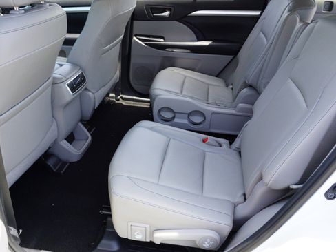 Used 2019 Toyota Highlander XLE FWD image 30