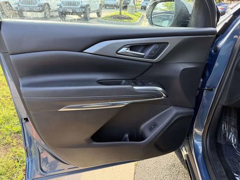 Used 2025 Chevrolet Traverse LT AWD/4WD image 32