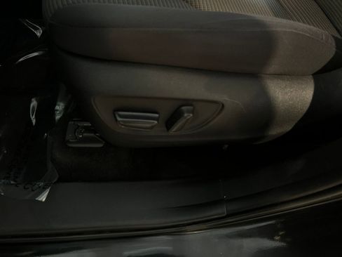 Used 2025 Toyota Highlander LE FWD image 22