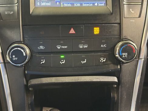 Used 2015 Toyota Camry SE FWD image 33