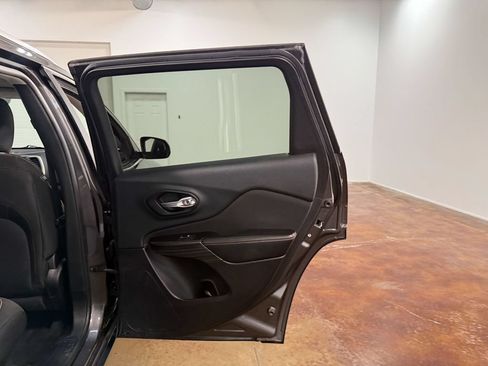 Used 2014 Jeep Cherokee Latitude FWD image 62