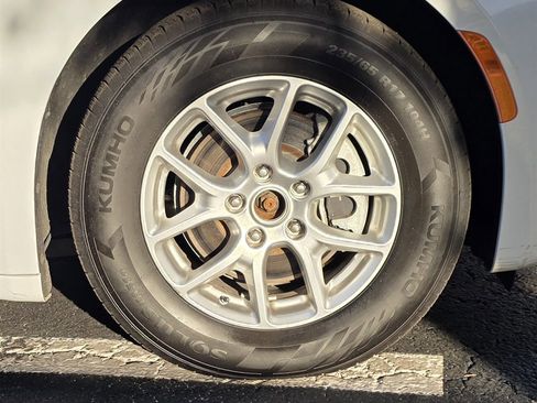 Used 2022 Chrysler Voyager LX image 41