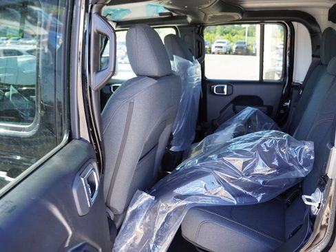 New 2025 Jeep Gladiator Sport image 11