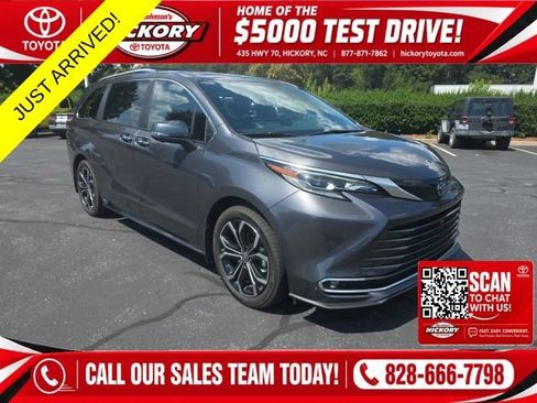 Used 2025 Toyota Sienna Platinum FWD image 1