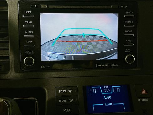 Used 2020 Toyota Sienna XLE FWD image 25